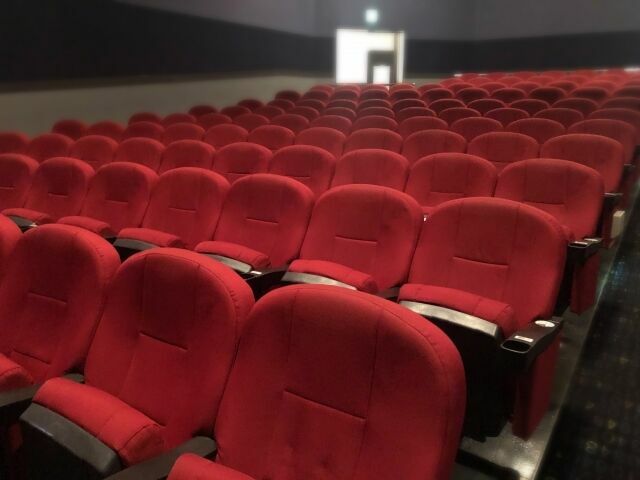 映画館の観客席の画像